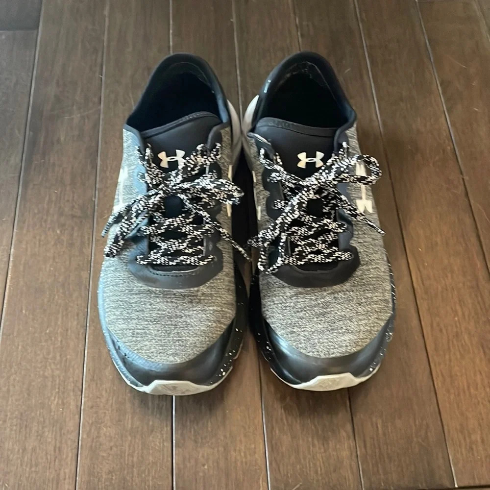 Under Armour women’s runners/trainers size 6